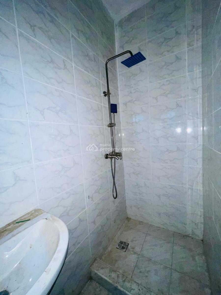 Sharp and Well Maintained 2 En-suite Bedrooms Apartment, Osapa, Lekki, Lagos, Flat / Apartment for Rent