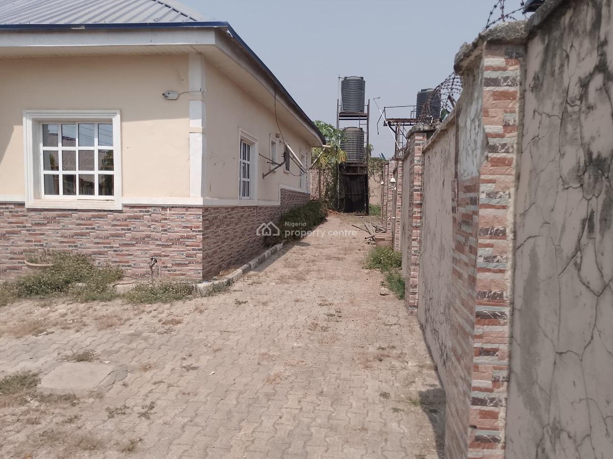 4 Bedroom Fully Detached Bungalow, Airport Road Lugbe, Lugbe District, Abuja, Detached Bungalow for Sale