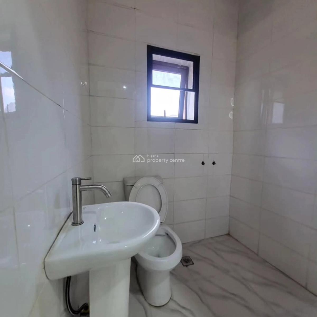 a Distress 3 Bedrooms Terrace Duplex with 2 Living Room, Durumi, Abuja, Terraced Duplex for Sale