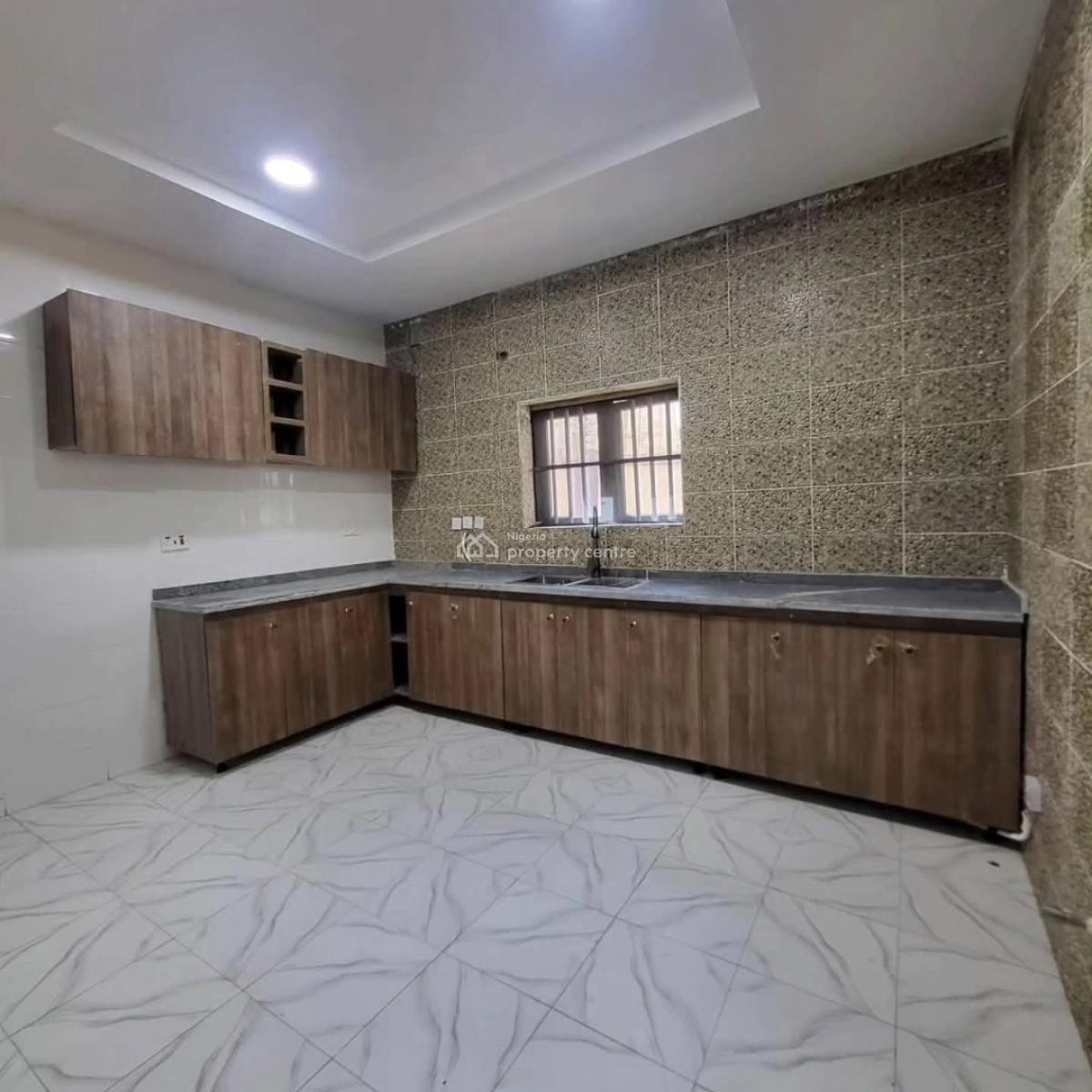 a Distress 3 Bedrooms Terrace Duplex with 2 Living Room, Durumi, Abuja, Terraced Duplex for Sale