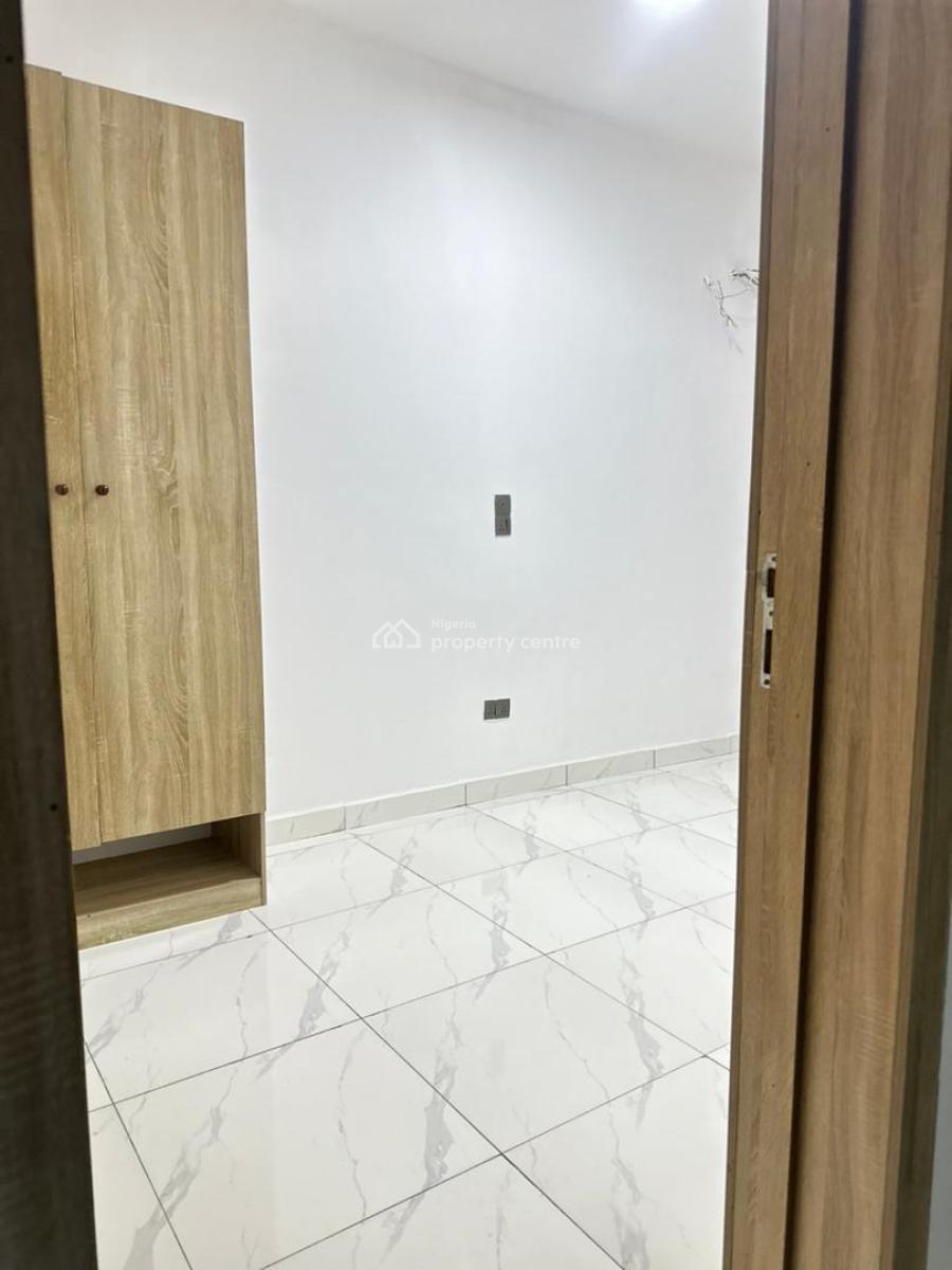 Semi Master Bedroom Upstairs  with 24 Hours Power Supply, Spring Garden Estate Orchid Road, Lekki, Lagos, Flat / Apartment for Rent