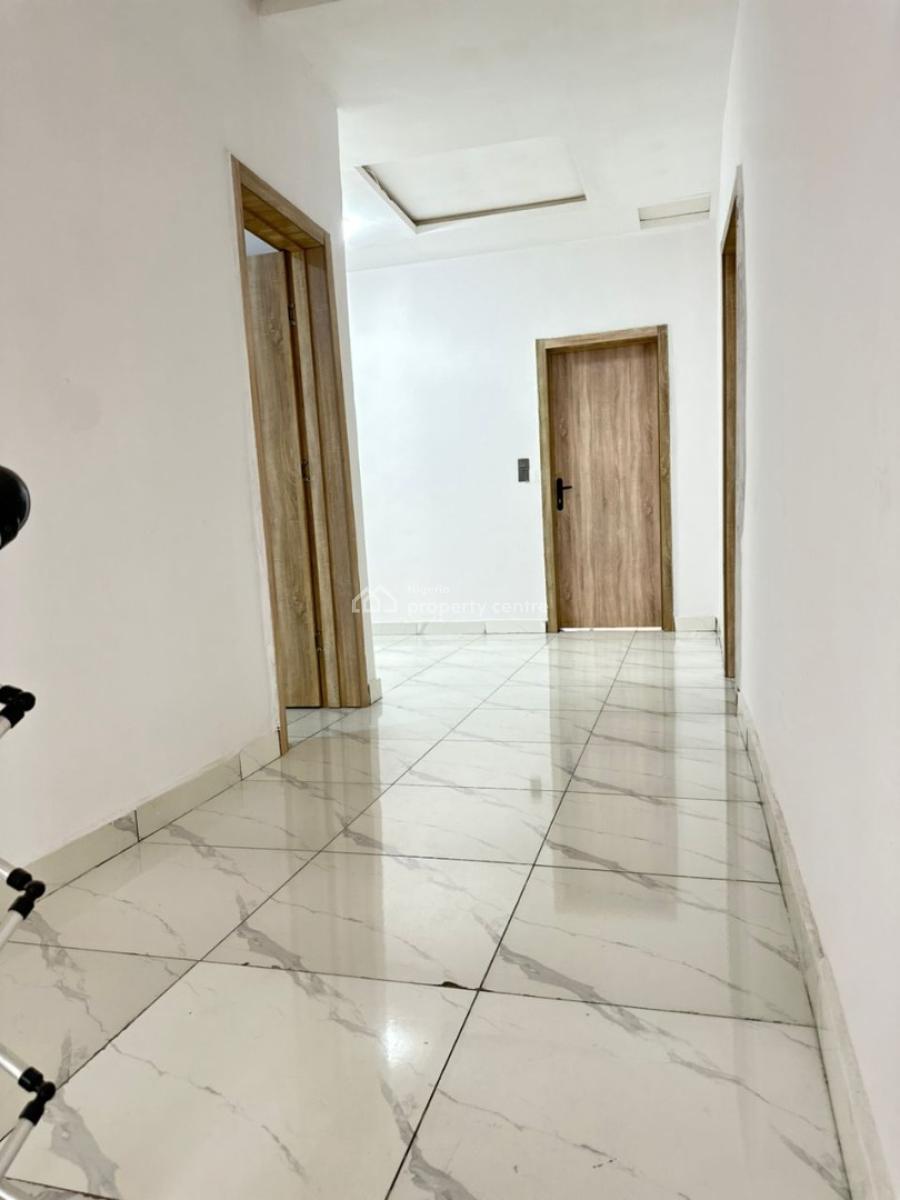 Semi Master Bedroom Upstairs  with 24 Hours Power Supply, Spring Garden Estate Orchid Road, Lekki, Lagos, Flat / Apartment for Rent