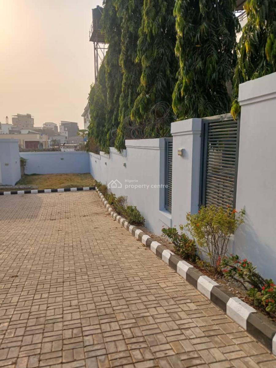 Standard and Well Maintained Four Bedrooms Terrace at Guzape Abuja, Guzape Abuja, Asokoro District, Abuja, House for Rent