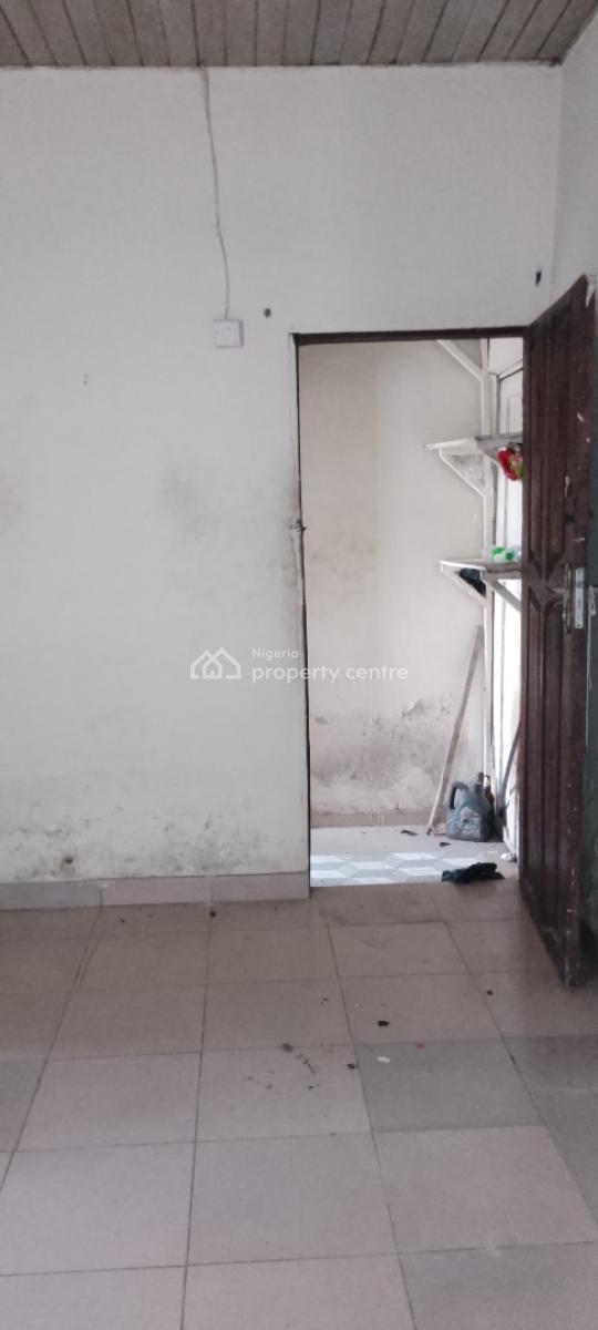 Standard Spacious Single Room with Private Toilet., Rumuodara, Port Harcourt, Rivers, Self Contain (single Rooms) for Rent