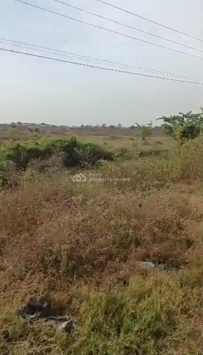 5 Acre Land on Lagos -ibadan Exp Way Near Mikano Facing Lagos Ibadan E, Lagos Ibadan Express Way, Ibadan, Oyo, Mixed-use Land for Sale