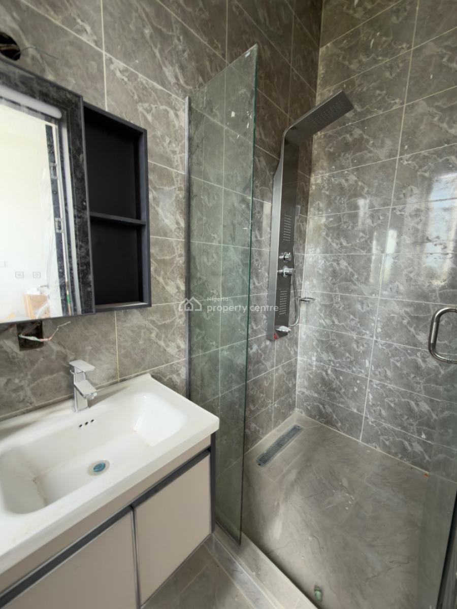 Massive 2bedrooms Flat with Bq, Periwinkle Estate, Lekki Phase 1, Lekki, Lagos, Flat / Apartment for Sale
