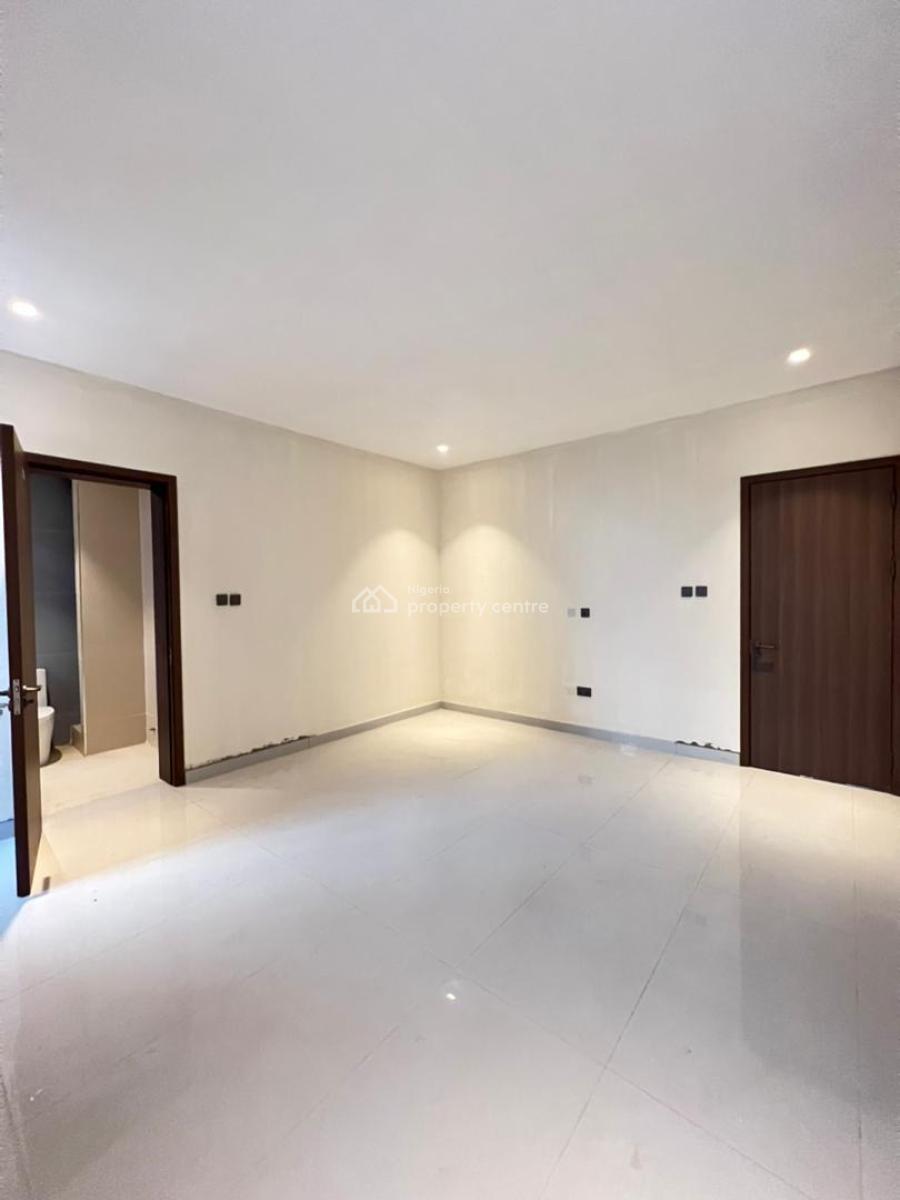 Spaciously Built 2 Bedroom Apartment, Lekki Phase 1, Lekki, Lagos, Flat / Apartment for Sale