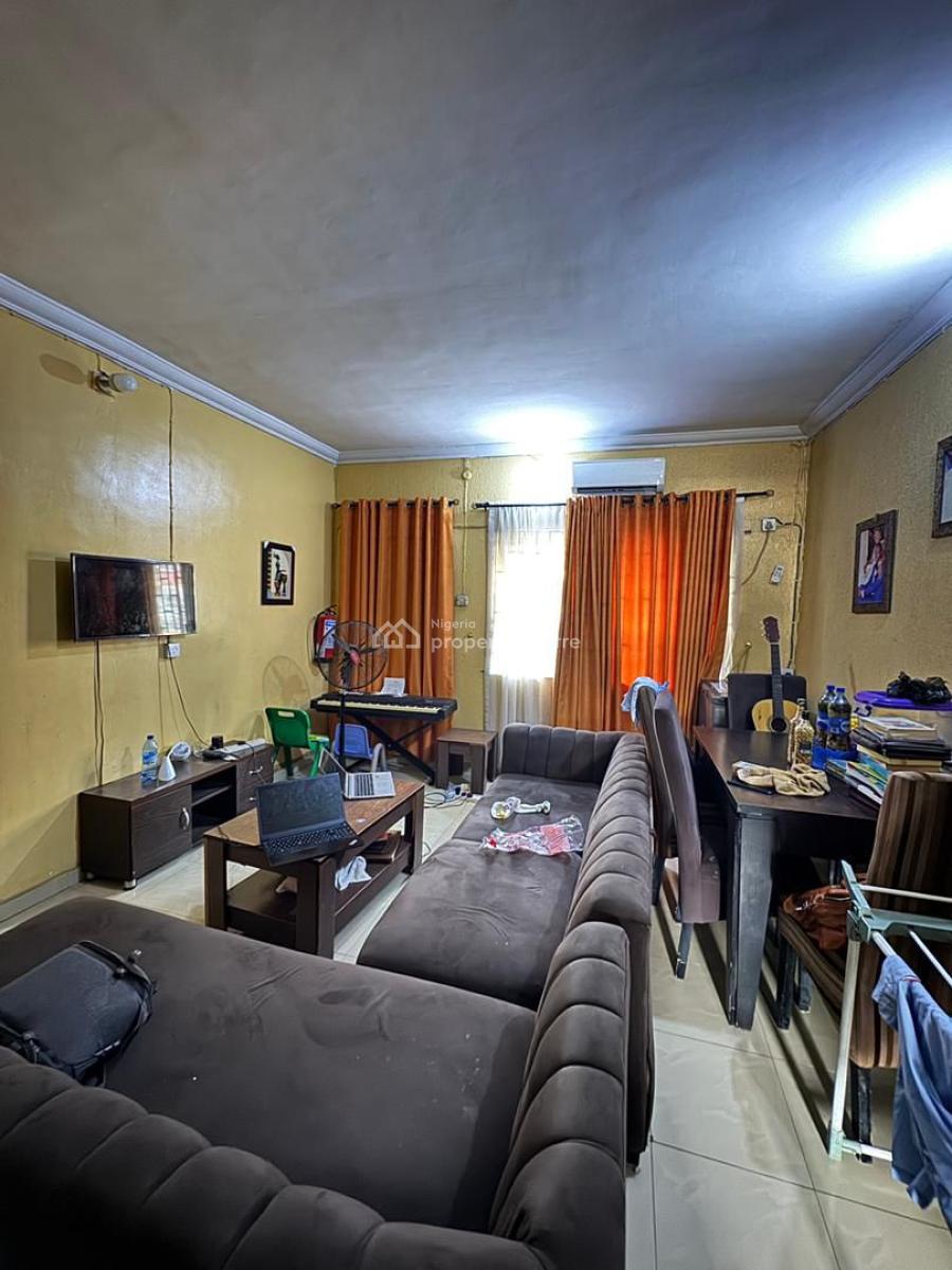 a Standard Renovatable 3 Bedroom Apartment in a Storey Building, Surulere, Lagos, Flat / Apartment for Sale