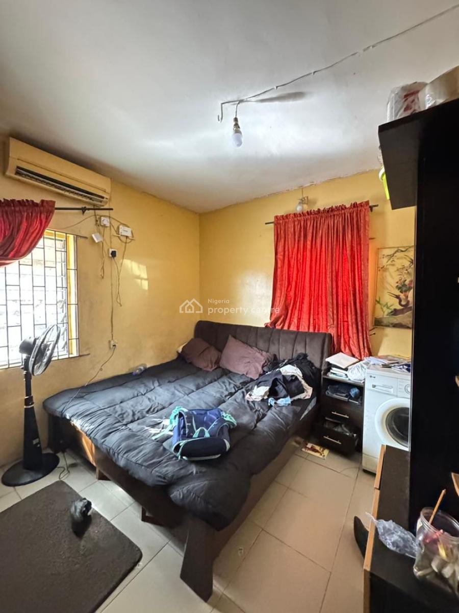 a Standard Renovatable 3 Bedroom Apartment in a Storey Building, Surulere, Lagos, Flat / Apartment for Sale