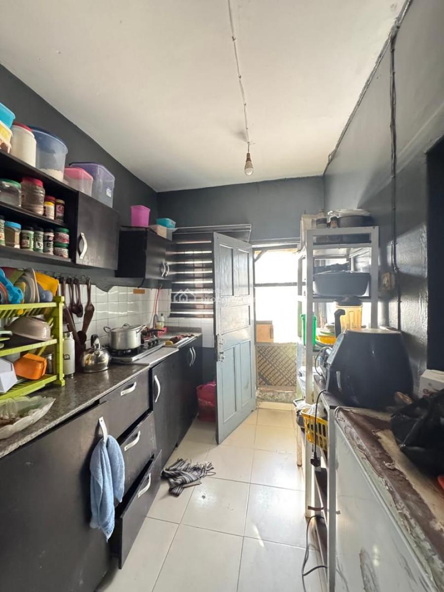 a Standard Renovatable 3 Bedroom Apartment in a Storey Building, Surulere, Lagos, Flat / Apartment for Sale