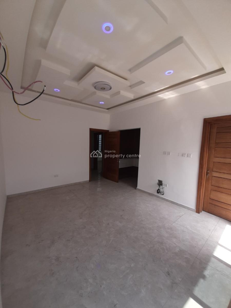 Serviced 4 Bedroom En-suite Townhouse. It Comes with a Mini Living Roo, Ikate Elegushi, Lekki, Lagos, Terraced Duplex for Rent