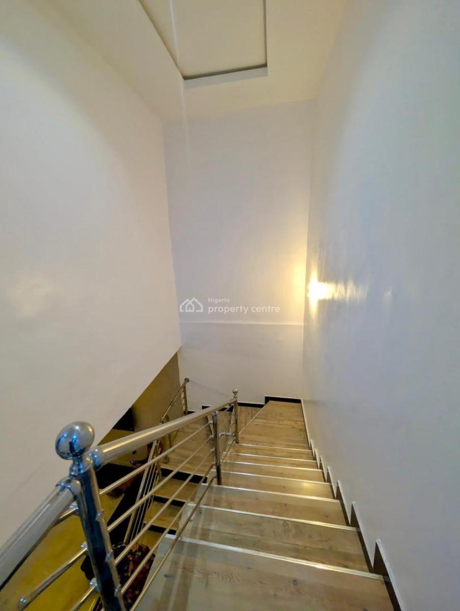 5-bedroom Triplex Built in Fotm of Terrace, Engr Lere Adigun Gra, Bashorun, Ibadan, Oyo, House for Sale