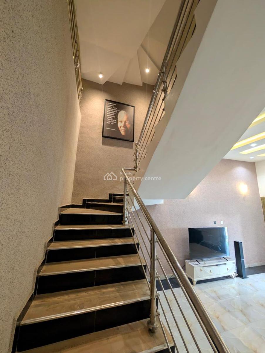 5-bedroom Triplex Built in Fotm of Terrace, Engr Lere Adigun Gra, Bashorun, Ibadan, Oyo, House for Sale