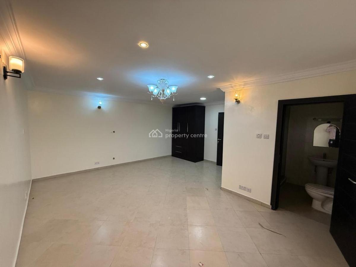 Self-serviced 2 Bedroom En-suite Flat. It Comes with an Enclosed Fitte, Lekki Phase 1, Lekki, Lagos, Flat / Apartment for Rent