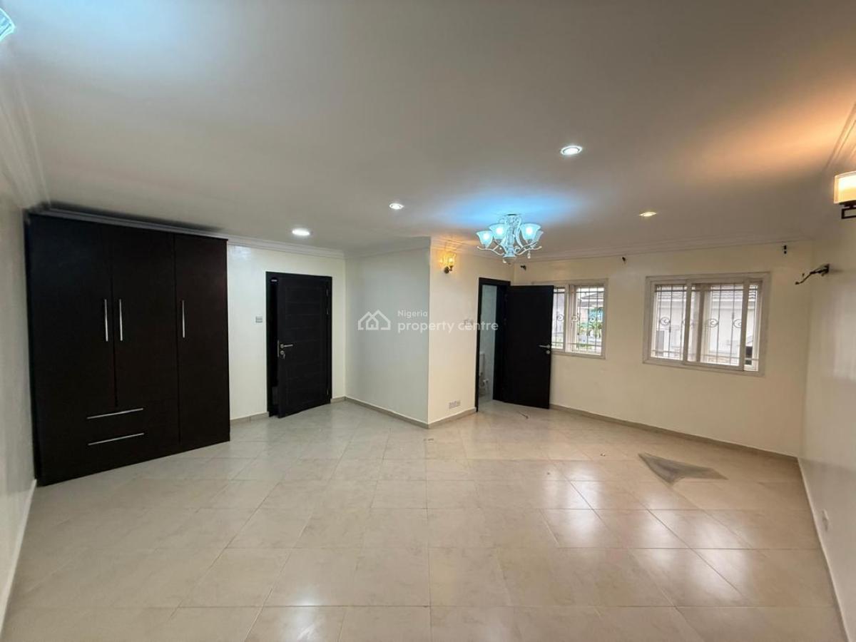 Self-serviced 2 Bedroom En-suite Flat. It Comes with an Enclosed Fitte, Lekki Phase 1, Lekki, Lagos, Flat / Apartment for Rent