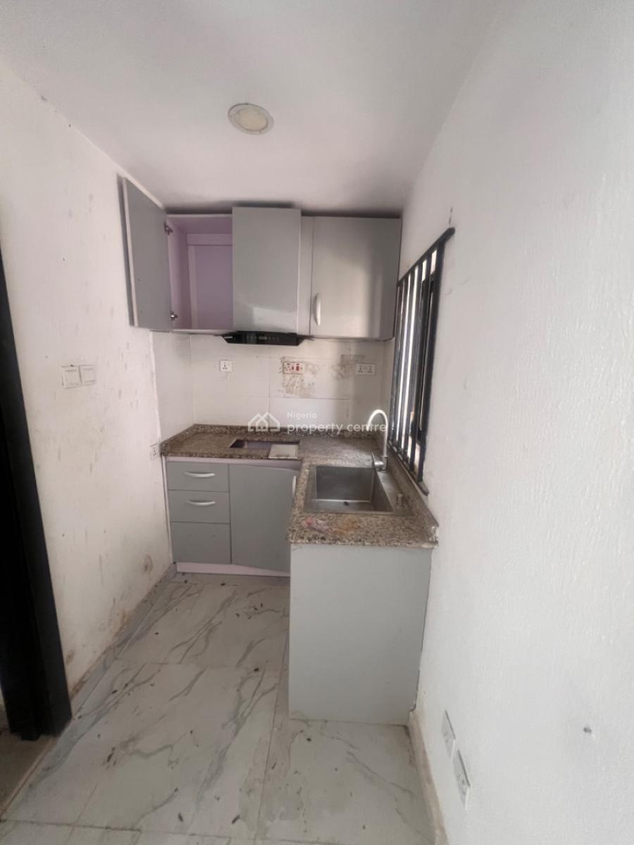 Bedroom Flat in a Very Spacious and Airy Compound., Lekki Phase 1, Lekki, Lagos, Flat / Apartment for Rent