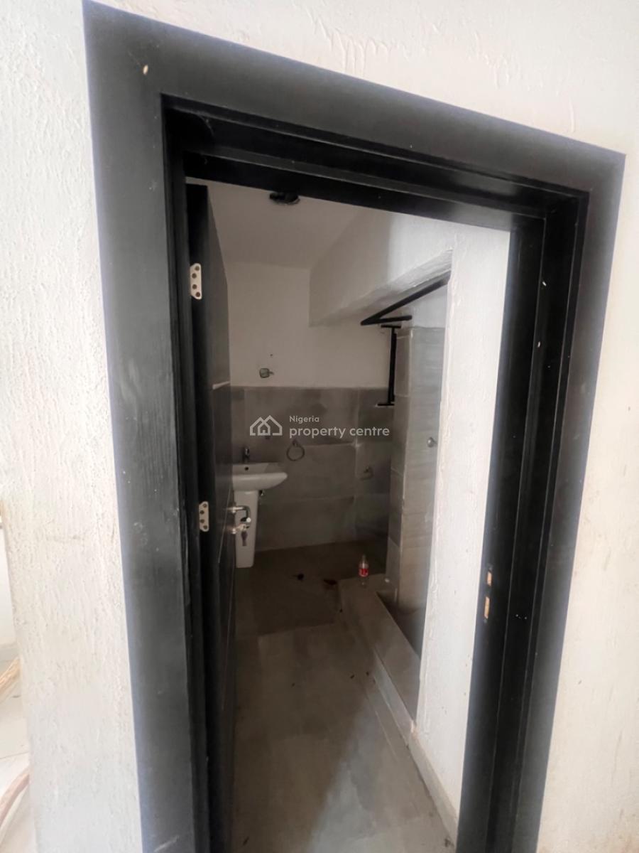 Bedroom Flat in a Very Spacious and Airy Compound., Lekki Phase 1, Lekki, Lagos, Flat / Apartment for Rent