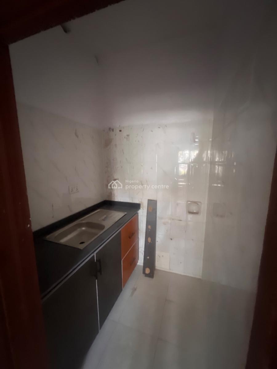 Bedroom Flat in a Very Spacious and Airy Compound., Lekki Phase 1, Lekki, Lagos, Flat / Apartment for Rent