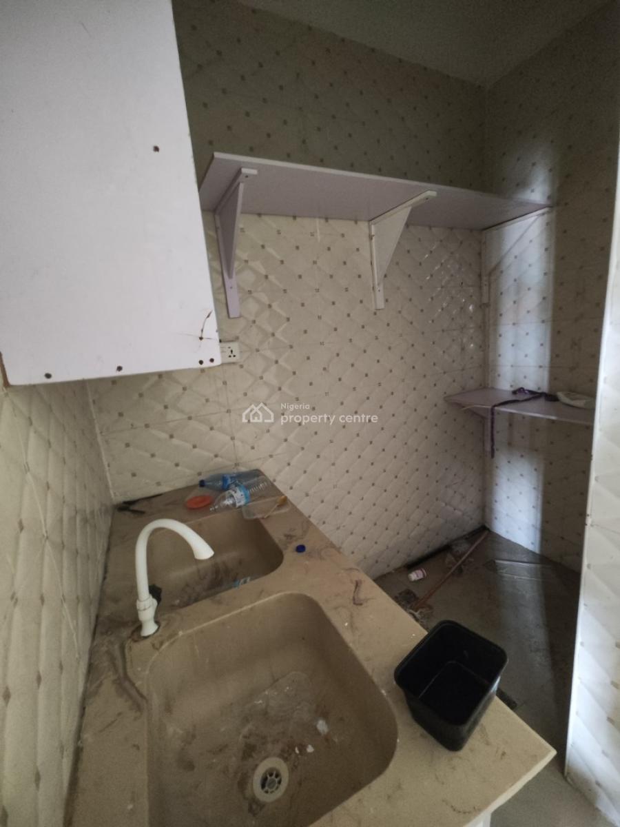 Spacious Selfcon on 3rd Floor in a Serene Area with Road Proximity, New Road, Lekki, Lagos, Self Contain (single Rooms) for Rent