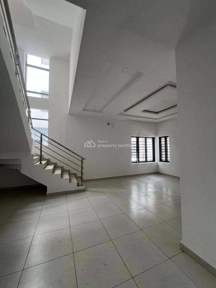 Massive Master Bedroom in a Gated Full Service Estate, Orchid Road, Lekki, Lagos, Flat / Apartment for Rent