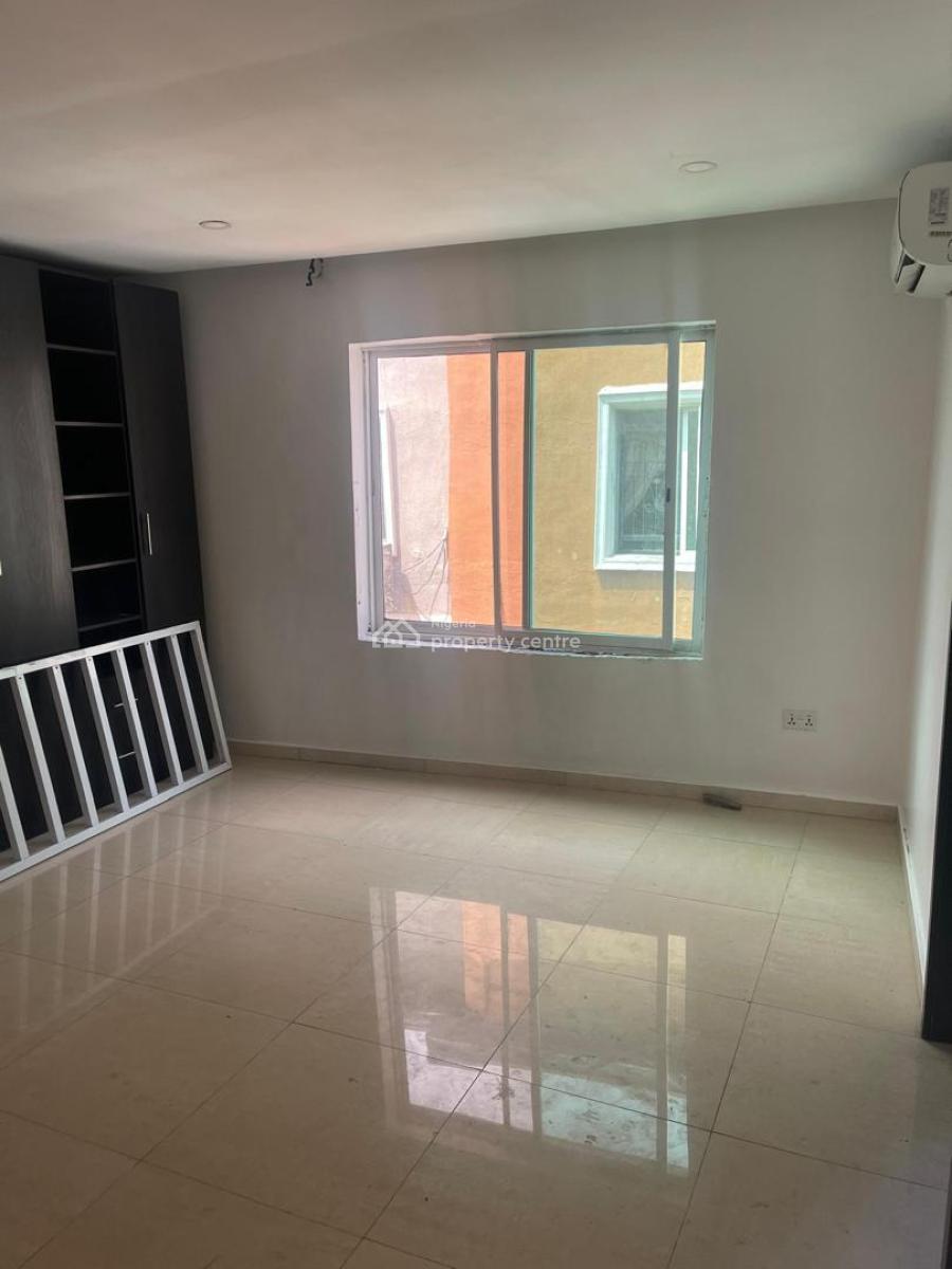 a Room in a Luxurious 3 Bedroom Flat Shared Apartment, Lekki Right, Lekki Phase 1, Lekki, Lagos, Self Contain (single Rooms) for Rent