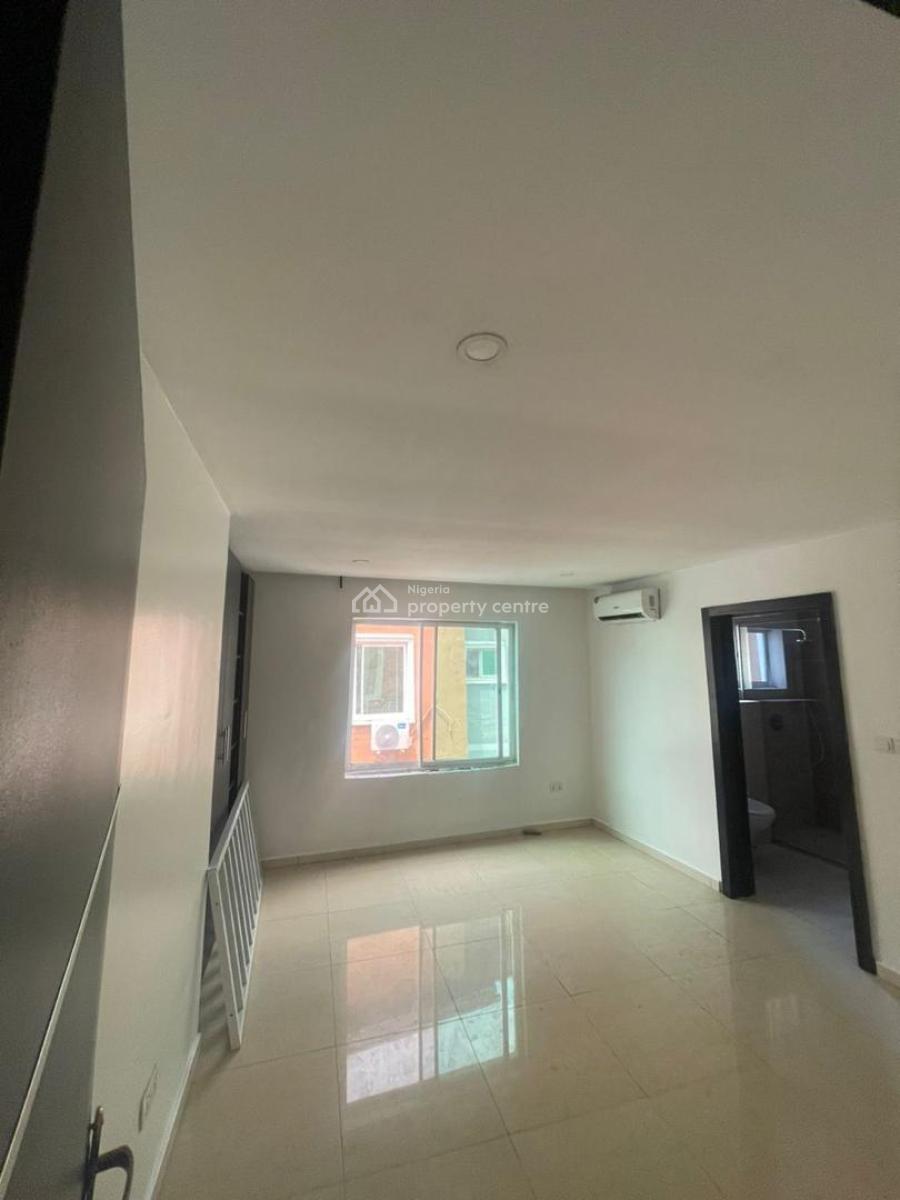 a Room in a Luxurious 3 Bedroom Flat Shared Apartment, Lekki Right, Lekki Phase 1, Lekki, Lagos, Self Contain (single Rooms) for Rent