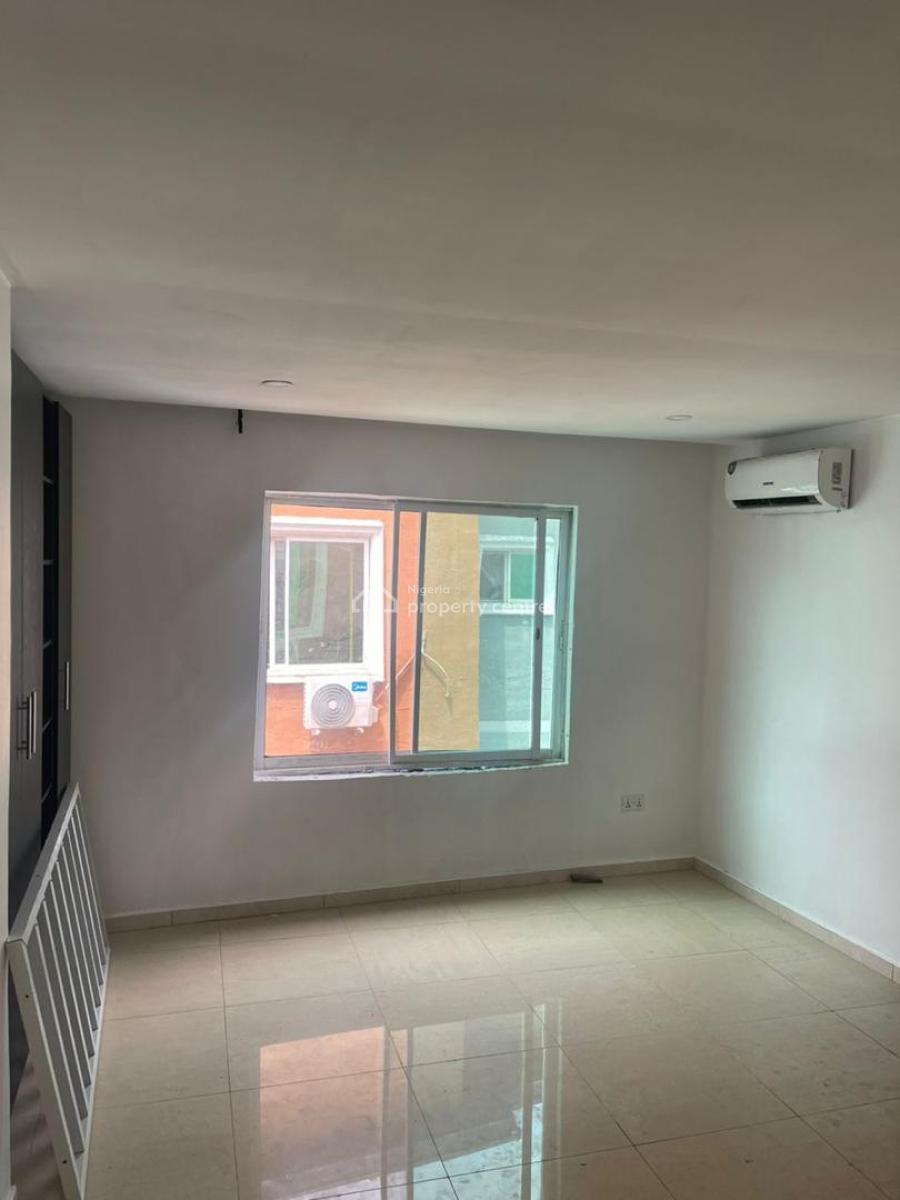 a Room in a Luxurious 3 Bedroom Flat Shared Apartment, Lekki Right, Lekki Phase 1, Lekki, Lagos, Self Contain (single Rooms) for Rent