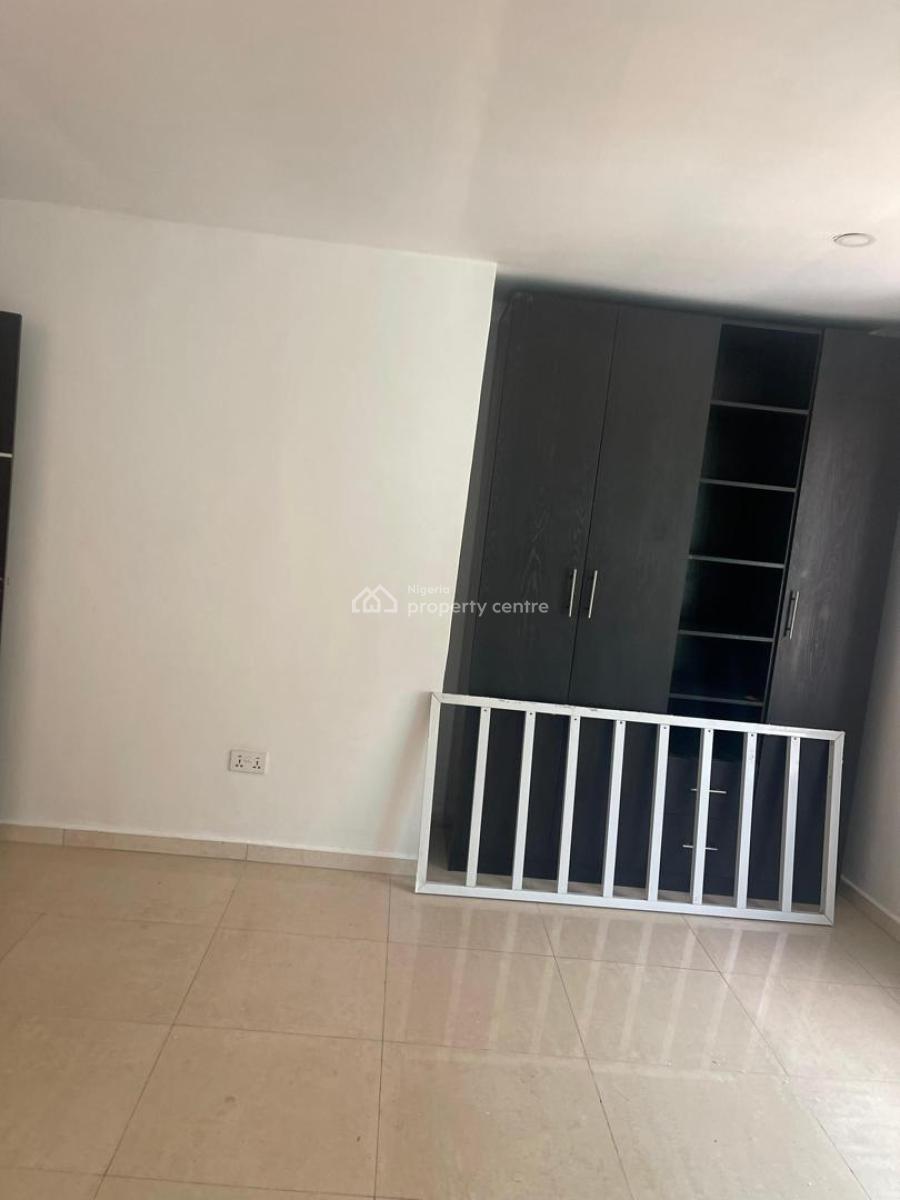 a Room in a Luxurious 3 Bedroom Flat Shared Apartment, Lekki Right, Lekki Phase 1, Lekki, Lagos, Self Contain (single Rooms) for Rent