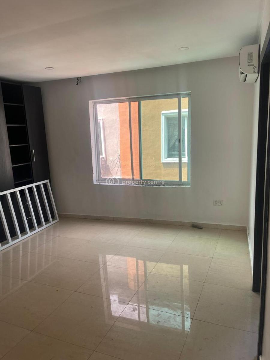 a Room in a Luxurious 3 Bedroom Flat Shared Apartment, Lekki Right, Lekki Phase 1, Lekki, Lagos, Self Contain (single Rooms) for Rent