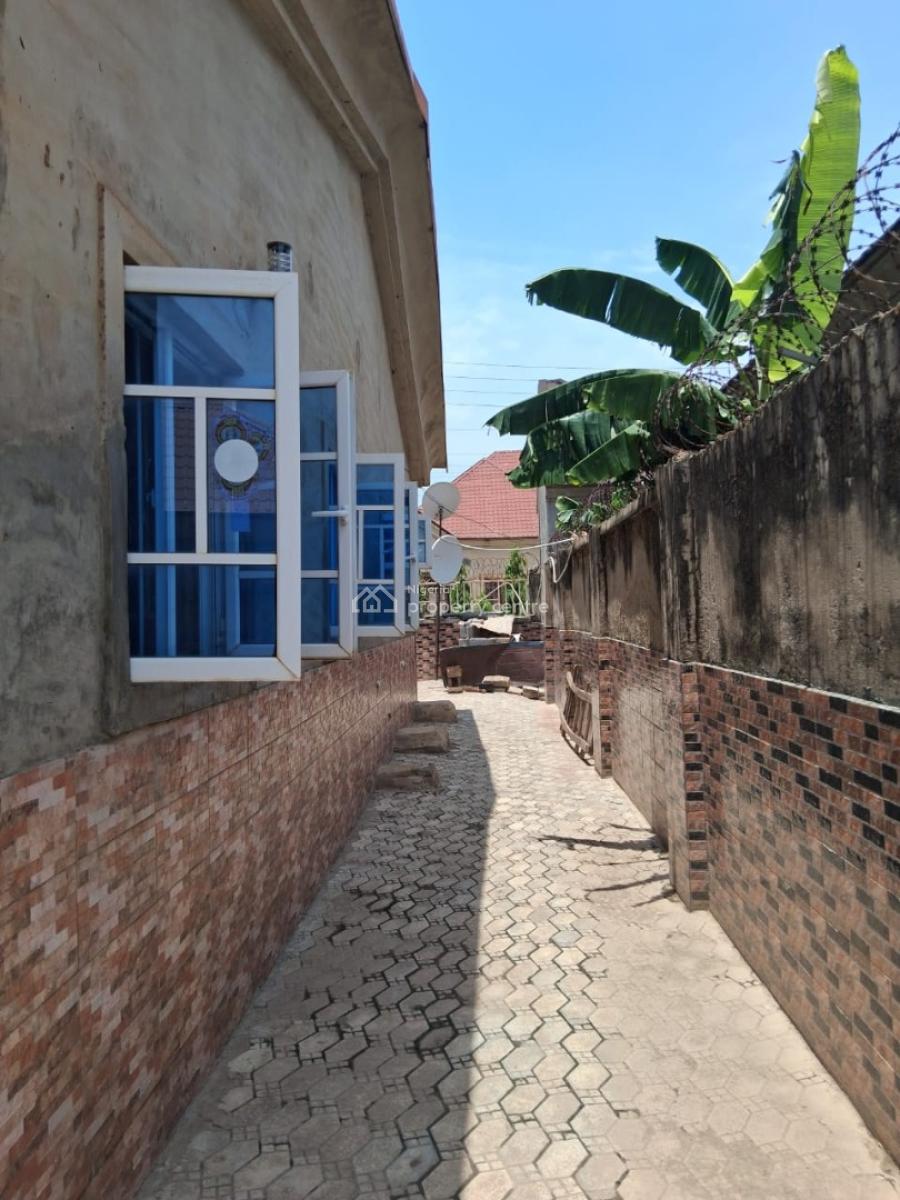 Distress Offer of 3 Bedrooms + Bq Semi-detached Bungalow in Dakwo, Dakwo, Abuja, Semi-detached Bungalow for Sale