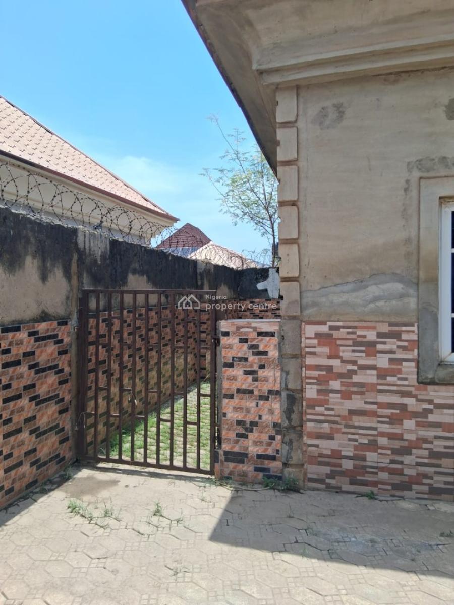Distress Offer of 3 Bedrooms + Bq Semi-detached Bungalow in Dakwo, Dakwo, Abuja, Semi-detached Bungalow for Sale