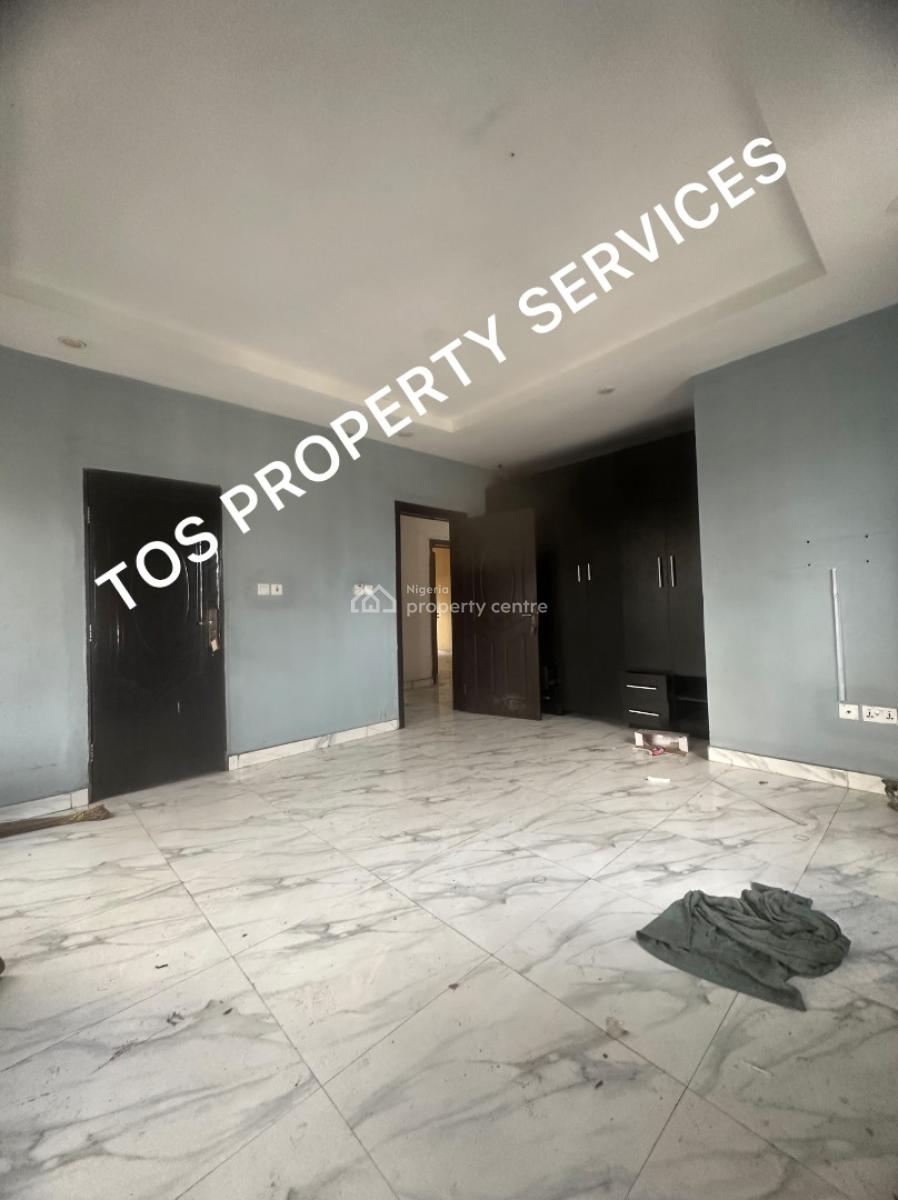 Spacious 3 Bedroom Flat (upstairs), Olonode-borno Way, Alagomeji, Yaba, Alagomeji, Yaba, Lagos, Flat / Apartment for Rent