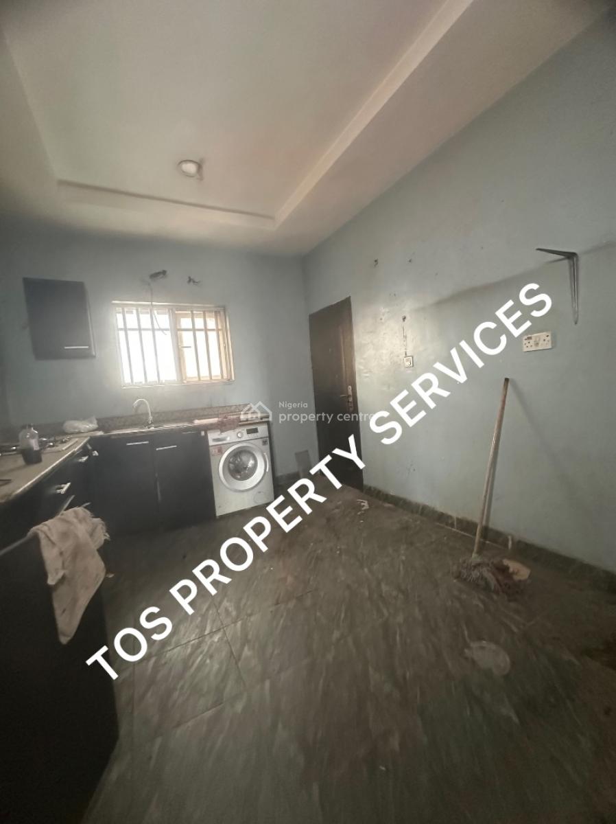 Spacious 3 Bedroom Flat (upstairs), Olonode-borno Way, Alagomeji, Yaba, Alagomeji, Yaba, Lagos, Flat / Apartment for Rent