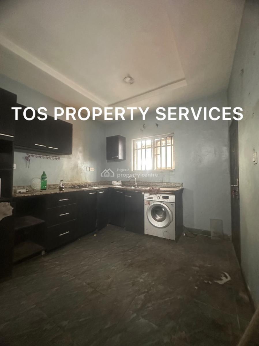 Spacious 3 Bedroom Flat (upstairs), Olonode-borno Way, Alagomeji, Yaba, Alagomeji, Yaba, Lagos, Flat / Apartment for Rent