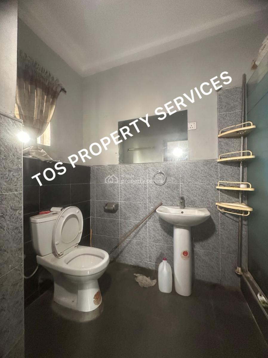 Spacious 3 Bedroom Flat (upstairs), Olonode-borno Way, Alagomeji, Yaba, Alagomeji, Yaba, Lagos, Flat / Apartment for Rent