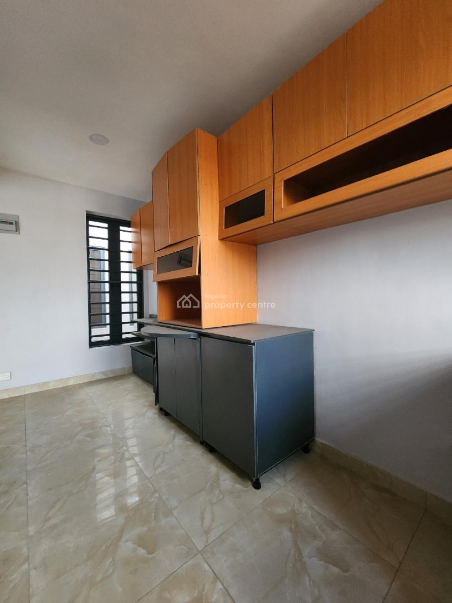 Luxury Two Bedroom Available in a Good Area, Alagomeji, Alagomeji, Yaba, Lagos, Flat / Apartment for Rent