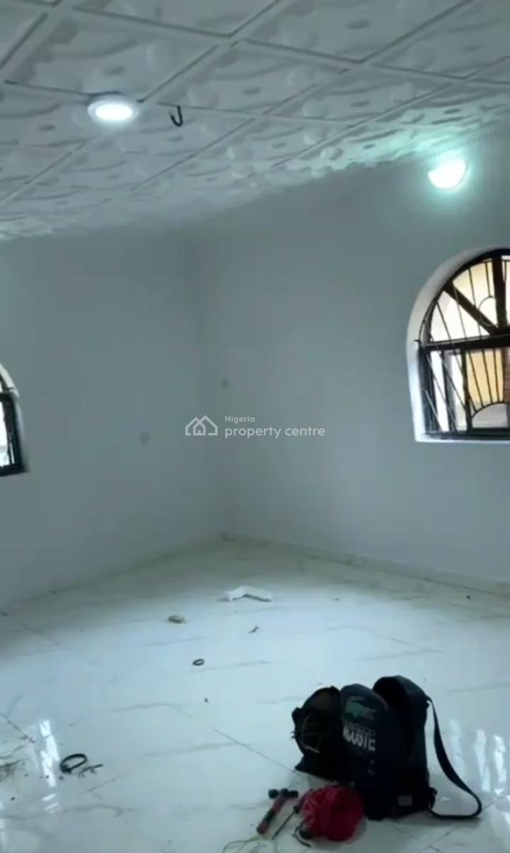 5 Bedrooms Penthouse Inside an Estate., Okota, Isolo, Lagos, Flat / Apartment for Rent