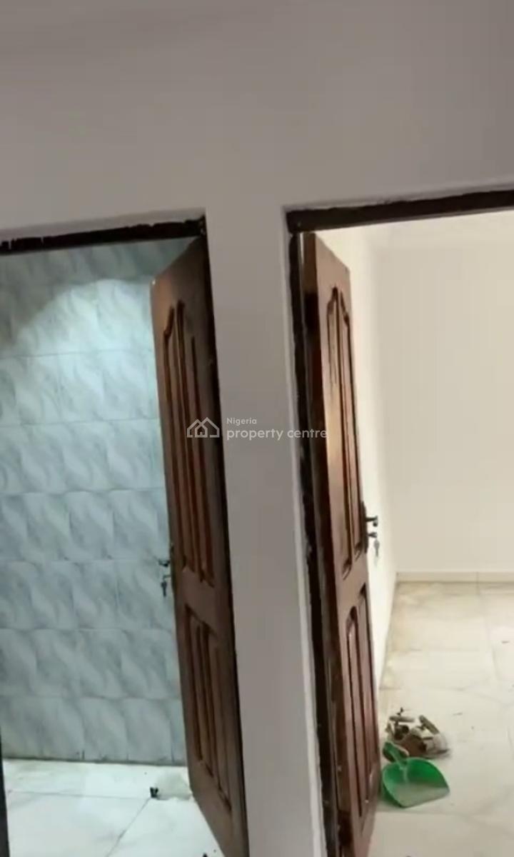 5 Bedrooms Penthouse Inside an Estate., Okota, Isolo, Lagos, Flat / Apartment for Rent
