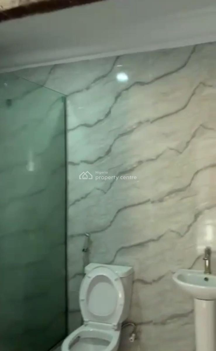 5 Bedrooms Penthouse Inside an Estate., Okota, Isolo, Lagos, Flat / Apartment for Rent