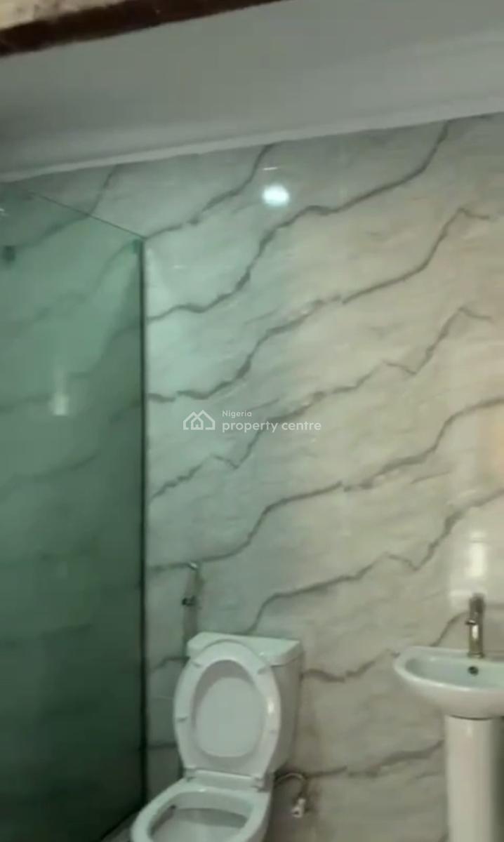 5 Bedrooms Penthouse Inside an Estate., Okota, Isolo, Lagos, Flat / Apartment for Rent