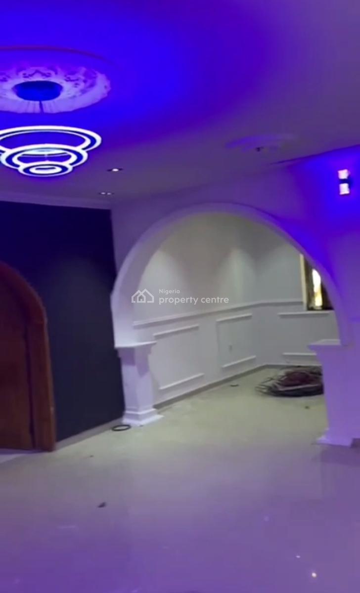 5 Bedrooms Penthouse Inside an Estate., Okota, Isolo, Lagos, Flat / Apartment for Rent