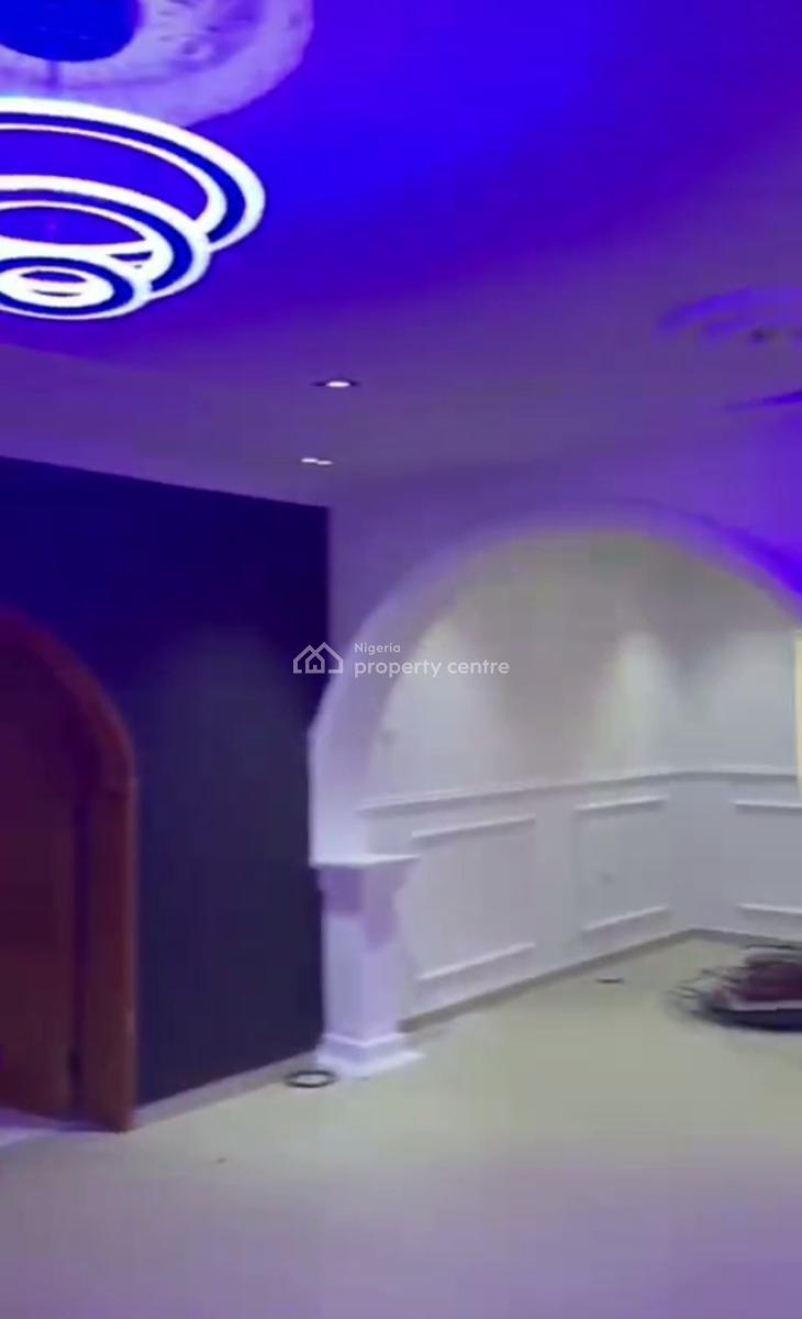 5 Bedrooms Penthouse Inside an Estate., Okota, Isolo, Lagos, Flat / Apartment for Rent