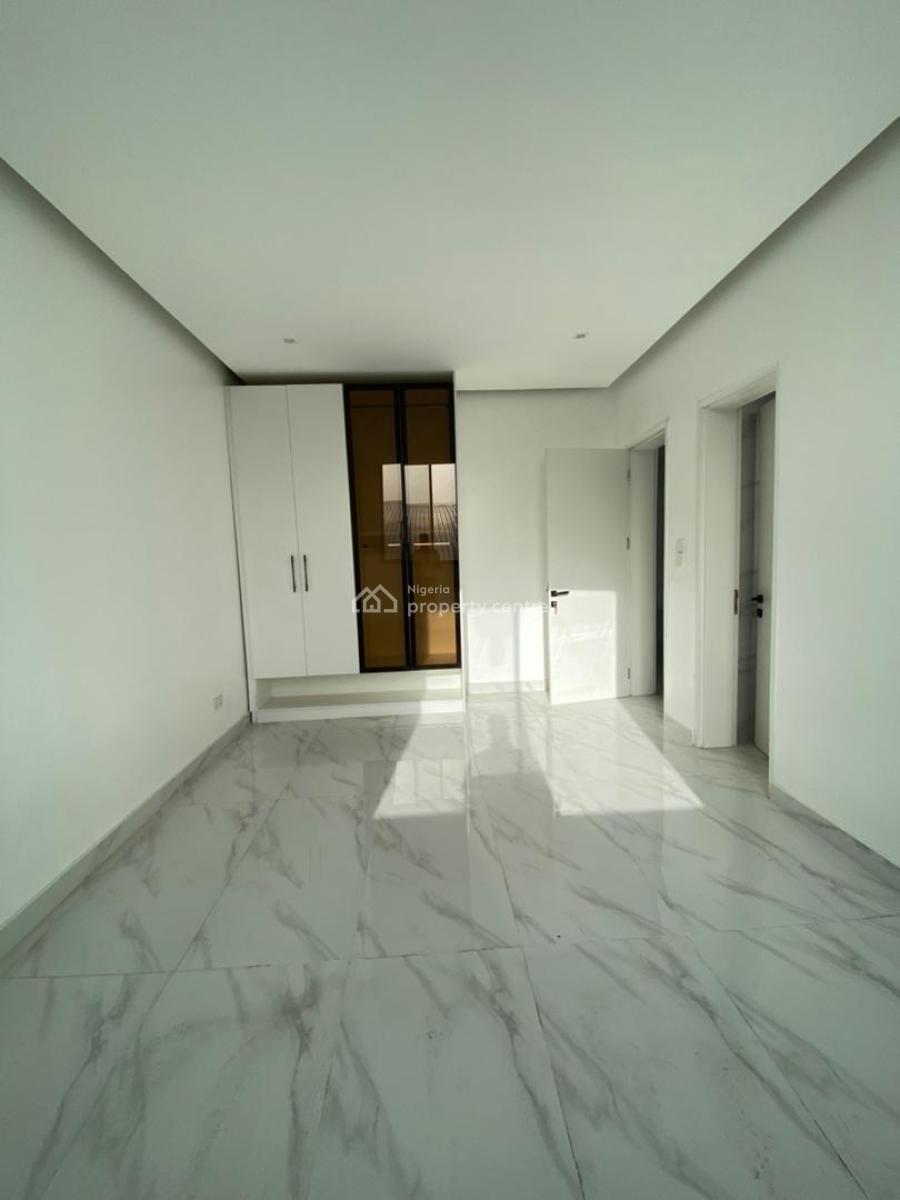 2 Bedroom Apartment with Bq,pool,gym,concierge   Price: 320m Location:, Lekki, Lekki Phase 1, Lekki, Lagos, Block of Flats for Sale