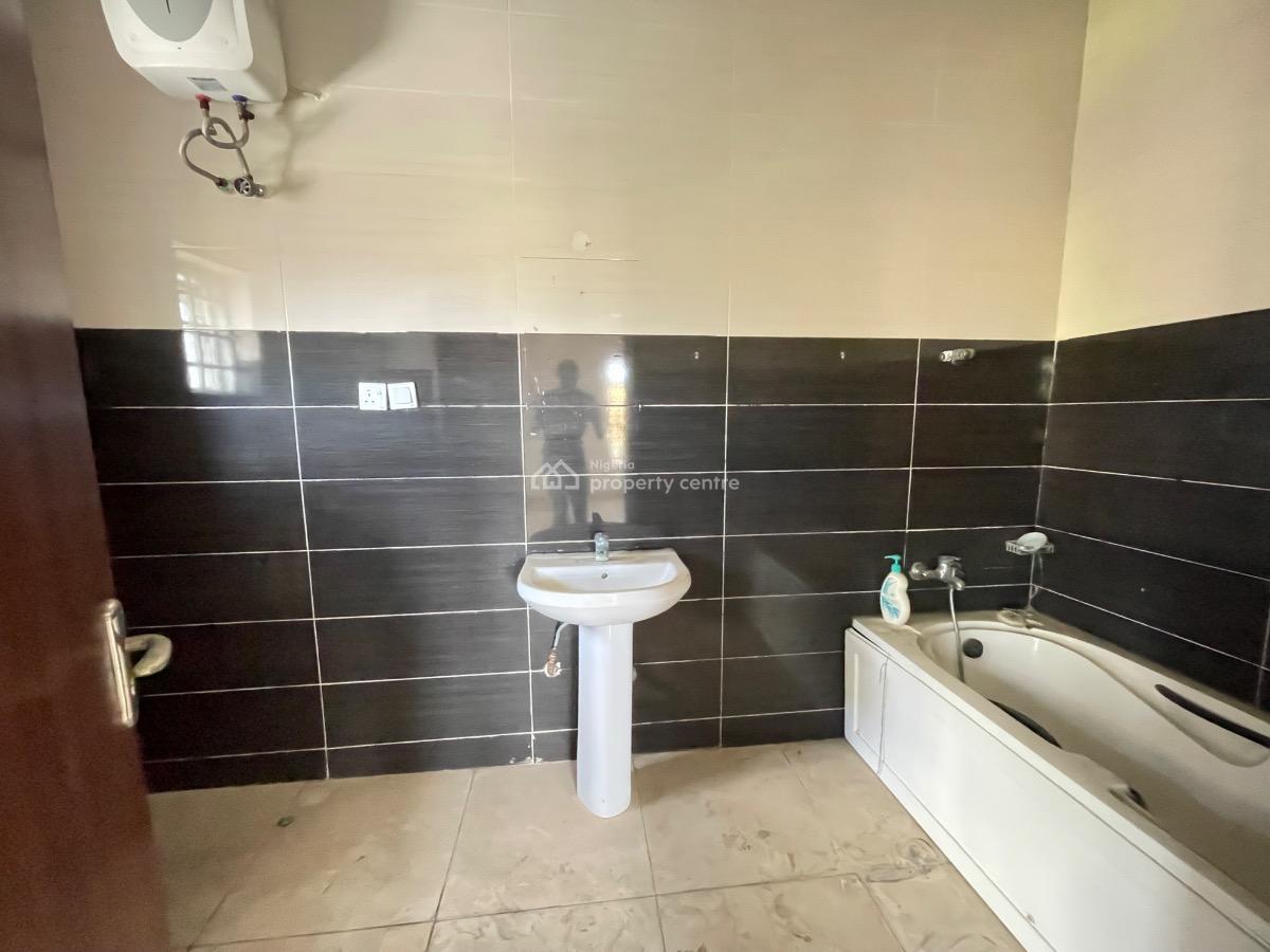 2 Bedroom Apartment in a Secured Estate, Lekki Phase 1, Lekki, Lagos, Flat / Apartment for Rent