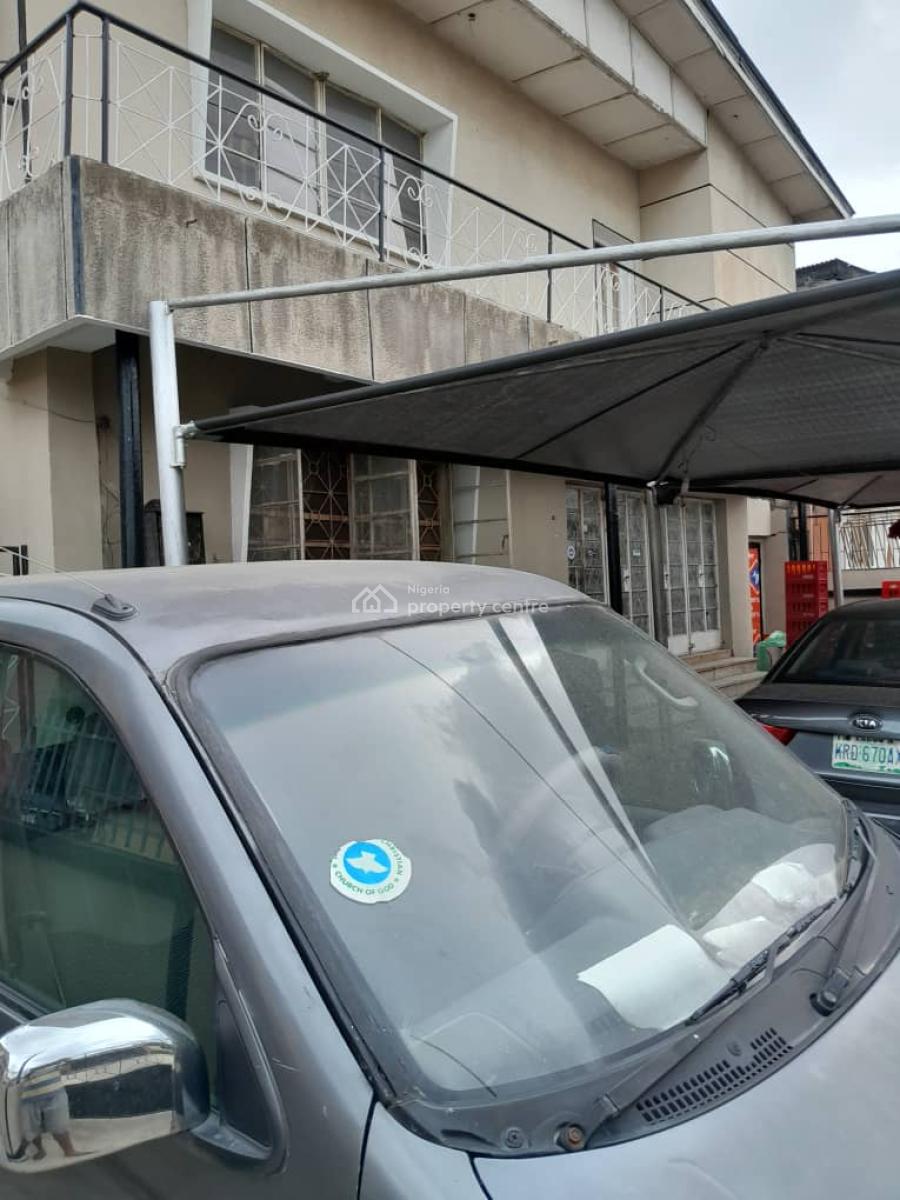 5 Bedroom Duplex with 2 Rooms Bq + a Lock-up Garage Measuring 566.72sq, Obanikoro, Shomolu, Lagos, Detached Duplex for Sale