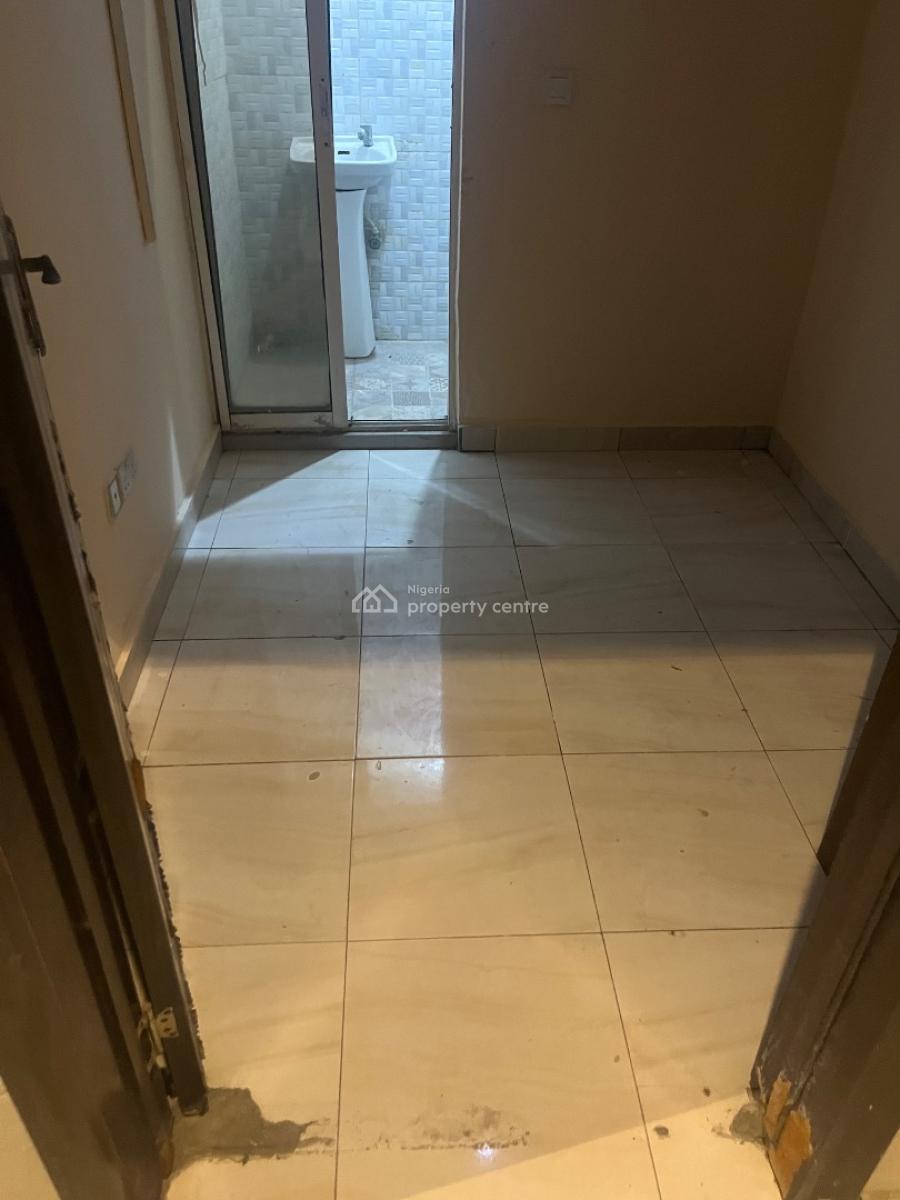 a Spacious Ensuite Bq Room, Wardrobe, Balcony, Chevron Lekki, Lekki, Lagos, Self Contain (single Rooms) for Rent