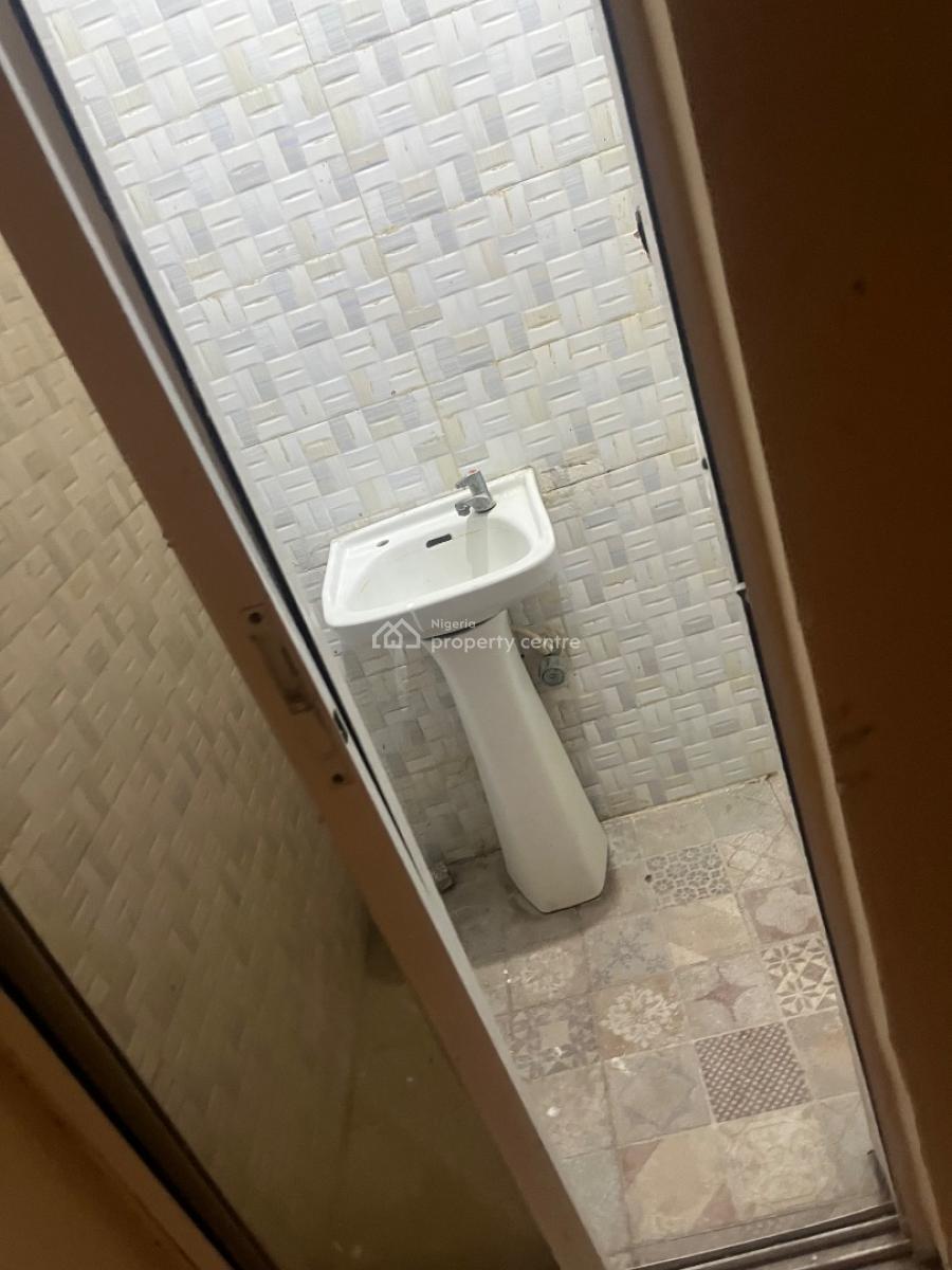 a Spacious Ensuite Bq Room, Wardrobe, Balcony, Chevron Lekki, Lekki, Lagos, Self Contain (single Rooms) for Rent