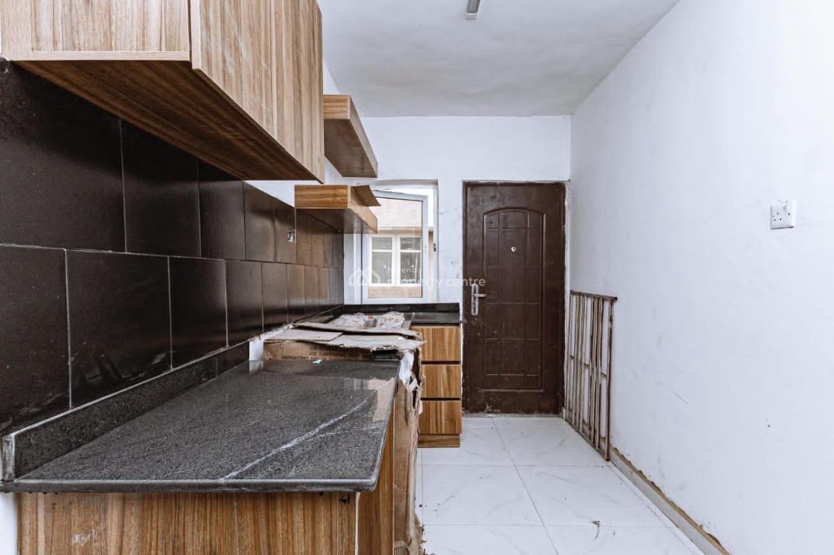 Well-maintained 3-bedroom Apartment, Bishop Street, Ojuelegba,, Ojuelegba, Surulere, Lagos, Flat / Apartment for Sale