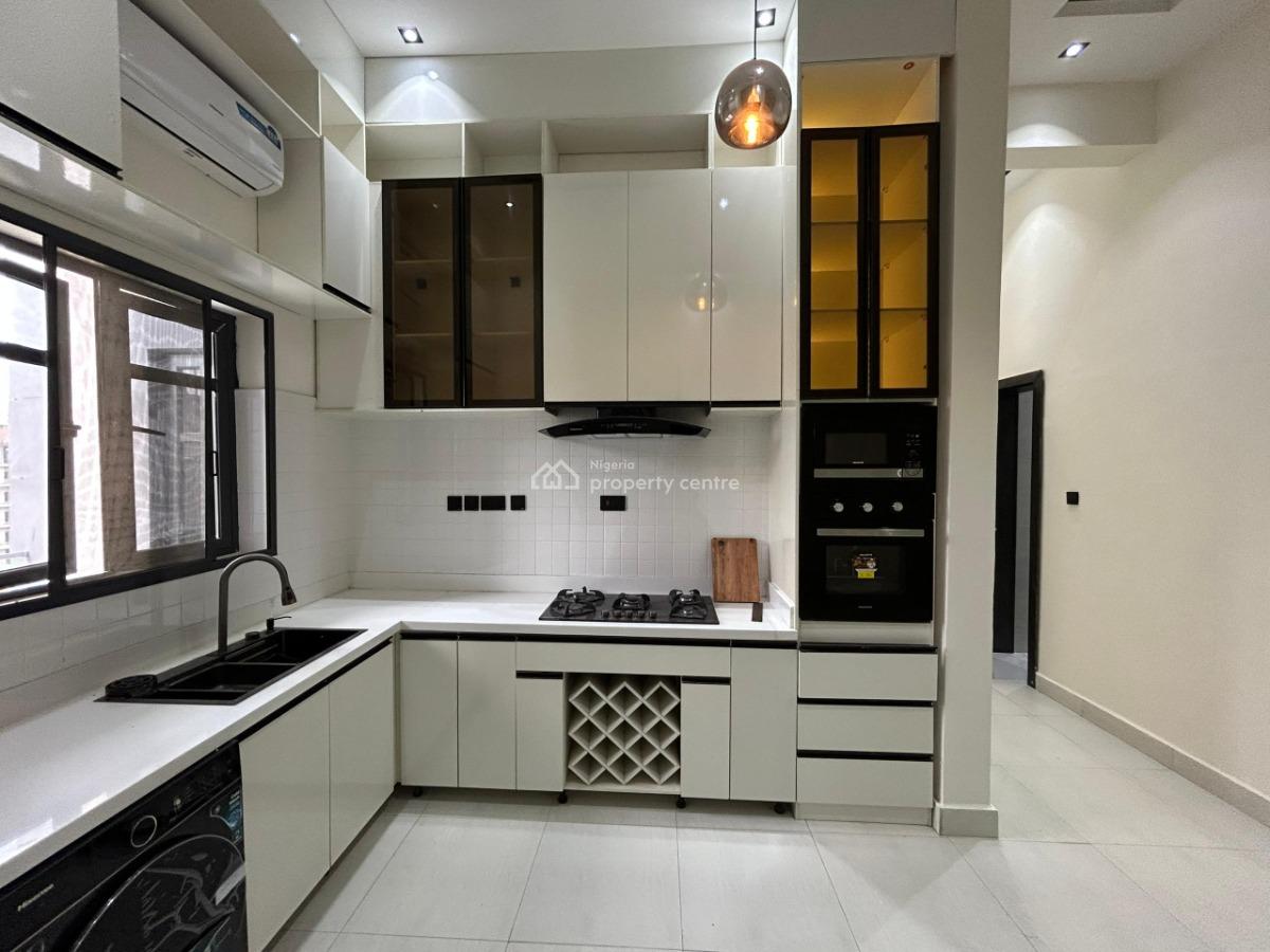 3 Bedrooms Ensuite Plus Bq, Acs, Double Door Fridge and Solar Power, Off Periwinkle Estate Road, Lekki Phase 1, Lekki, Lagos, Flat / Apartment for Rent