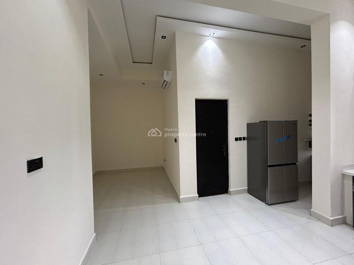 3 Bedrooms Ensuite Plus Bq, Acs, Double Door Fridge and Solar Power, Off Periwinkle Estate Road, Lekki Phase 1, Lekki, Lagos, Flat / Apartment for Rent